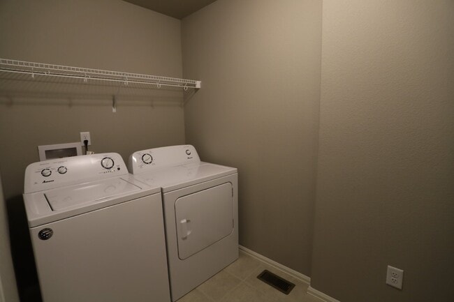 Building Photo - Contemporary, light-filled townhouse available for lease!