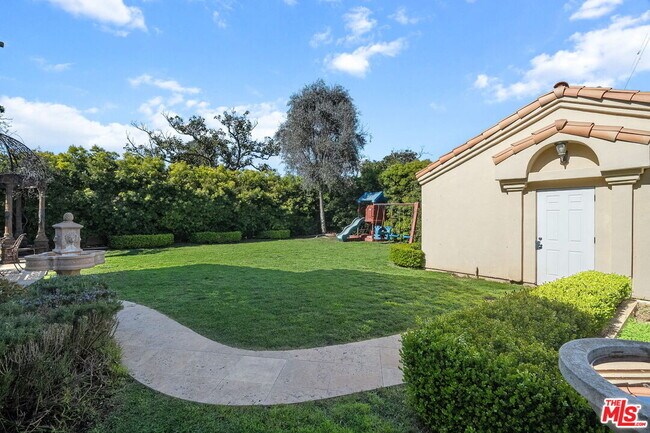 Building Photo - 2202 San Vicente Blvd