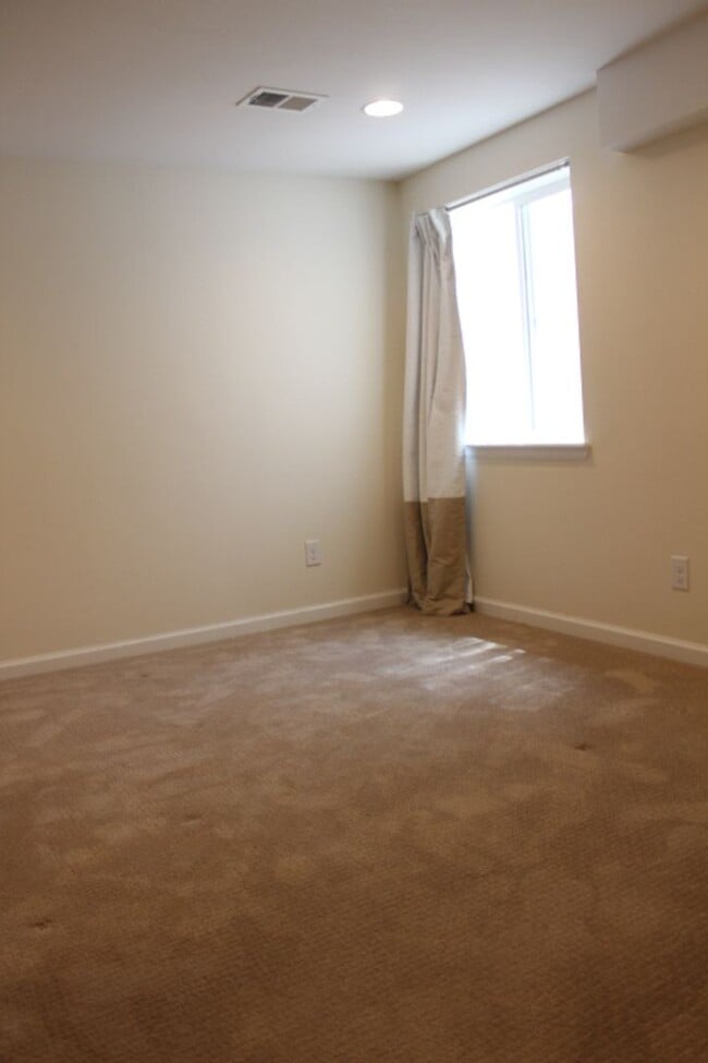 Building Photo - Gorgeous 2 Story End Unit in Lakewood!