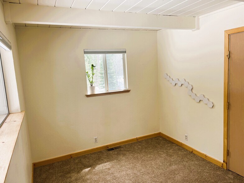 Building Photo - 11881 Pine Forest Rd