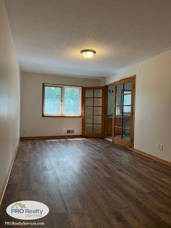 Building Photo - 4 Bedroom Home One Block from Medicine Lake