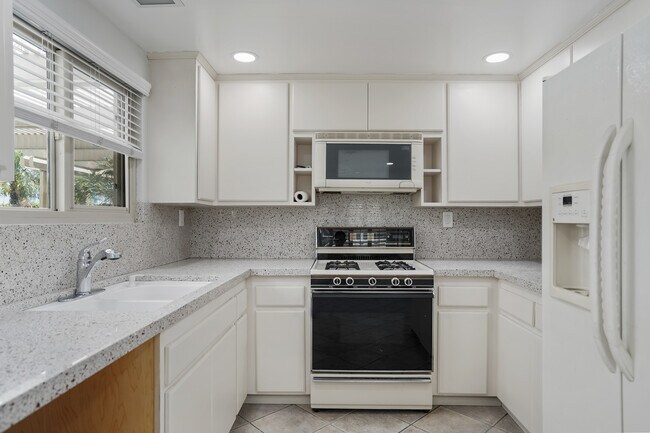 Building Photo - 7055 Avenida Leon