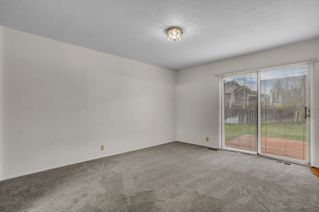 Building Photo - Prime Park Meadows Home