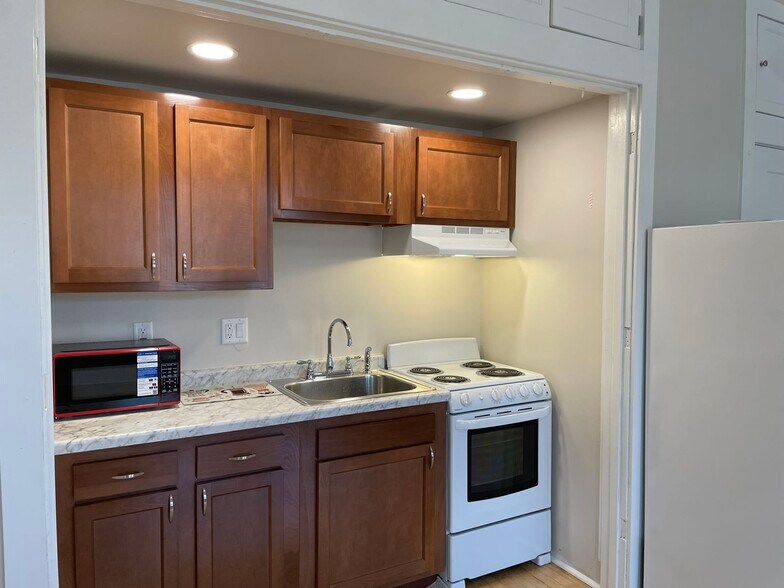 Building Photo - 417 Shelden Ave