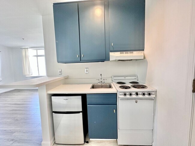 Building Photo - Epic REA: Bright Top Floor Corner Studio w...