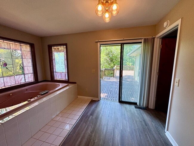 Building Photo - Spacious, Private Retreat in the Heart of the City