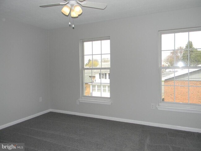 Building Photo - 104 W Main St