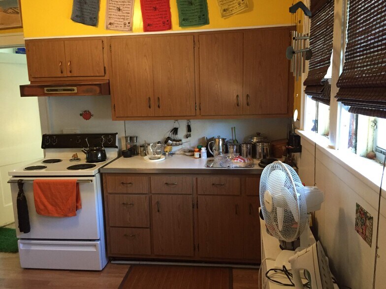 Kitchen - 42 Pinewood Ave
