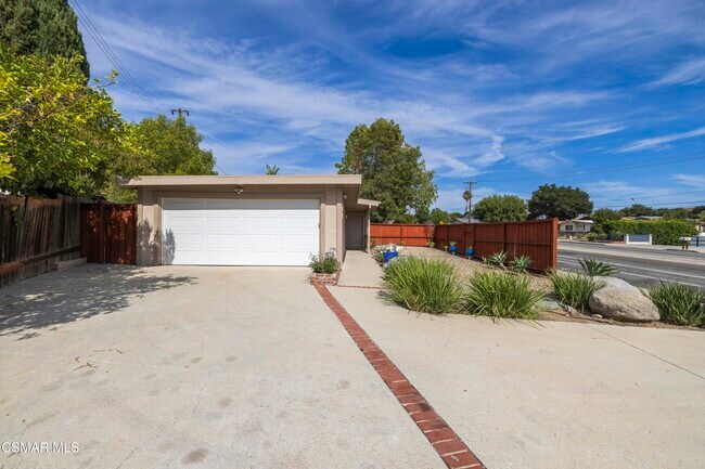 Building Photo - 865 W Hillcrest Dr