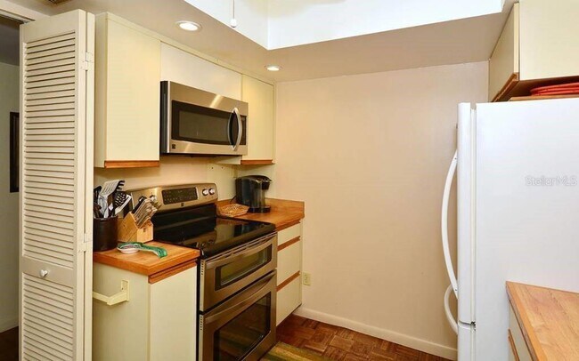 Building Photo - 1055 W Peppertree Dr