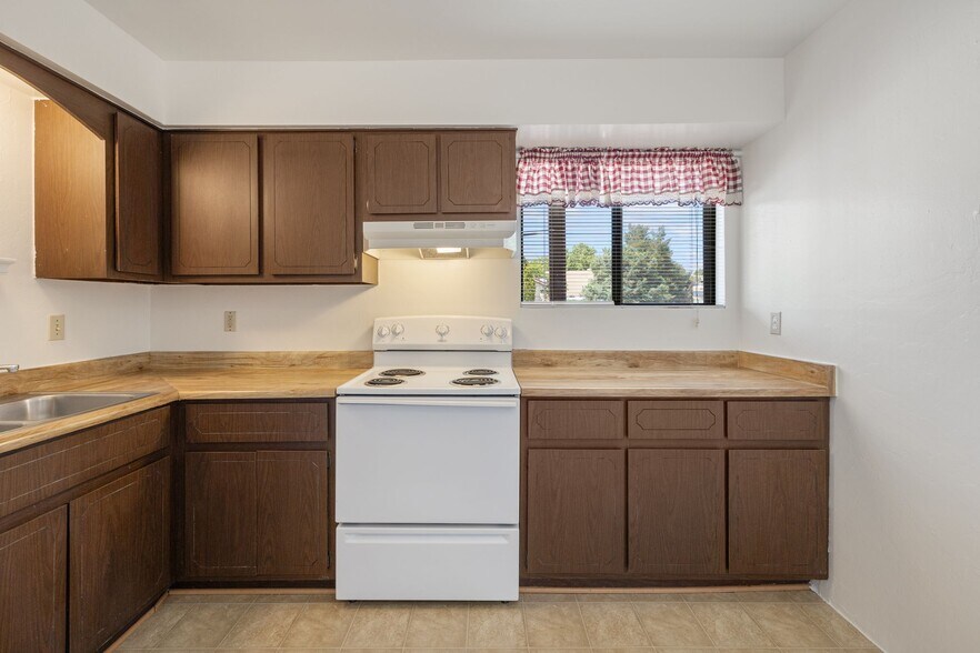 Building Photo - 1299 N Tapadero Dr