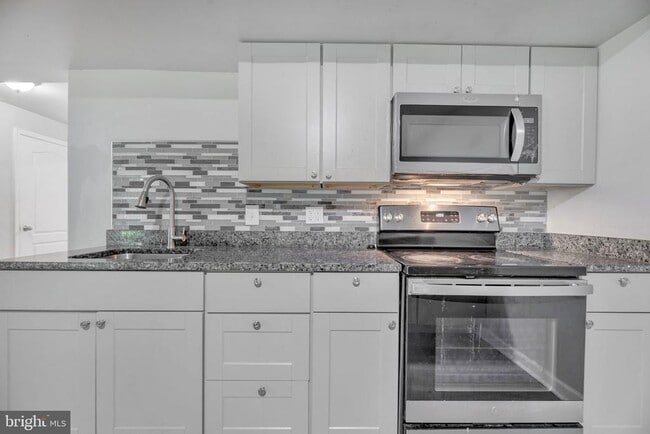 Building Photo - 8008 Hubble Dr