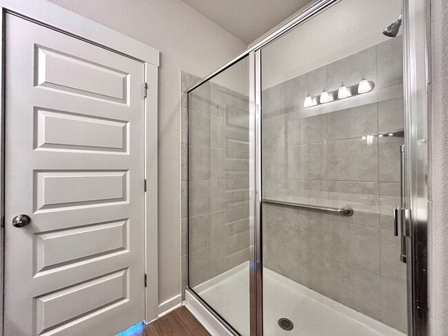 Building Photo - Spacious 3-Bed, 2-Bath Home with 2-Car Gar...