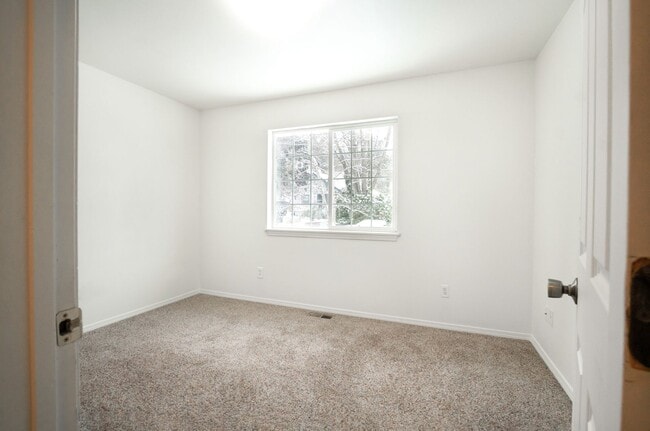 Building Photo - 1020 NE D St