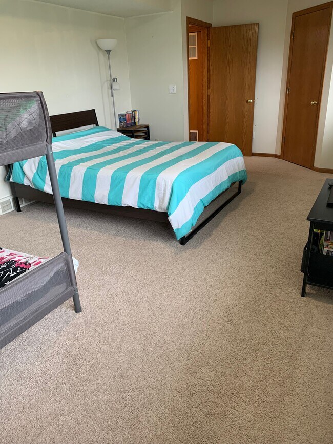 large basement bedroom - 2522 Walden Rd