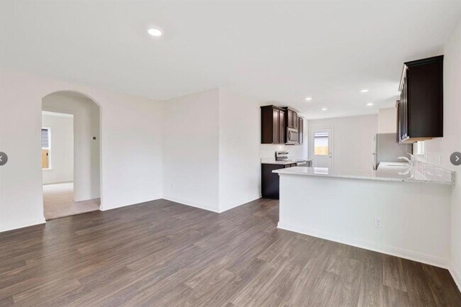 Building Photo - 301 Crescent Park Dr