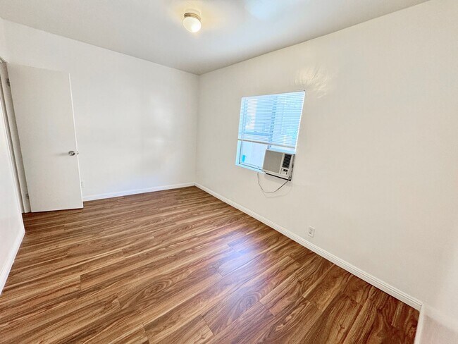 Building Photo - 5223 De Longpre Ave