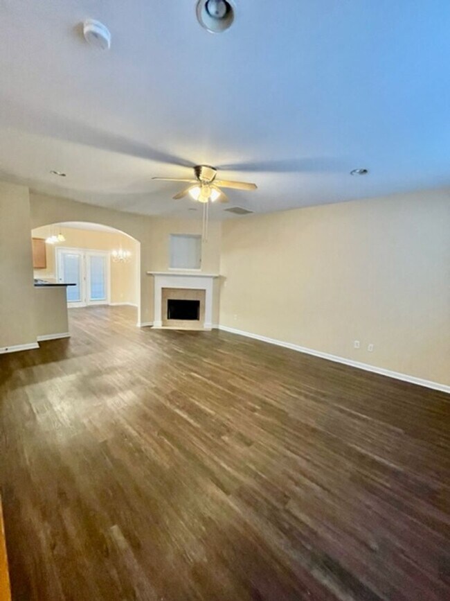 Building Photo - Come take a look at this end unit 3 bedroom, 2.5 bath townhouse located in very desirable FORT MI...