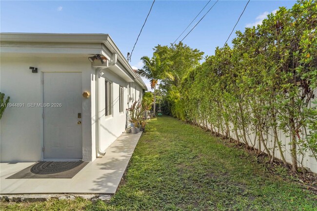 Building Photo - 1450 SW 20th Ave