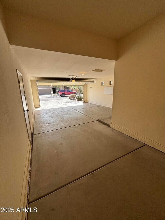 Building Photo - 18188 W Paradise Ln
