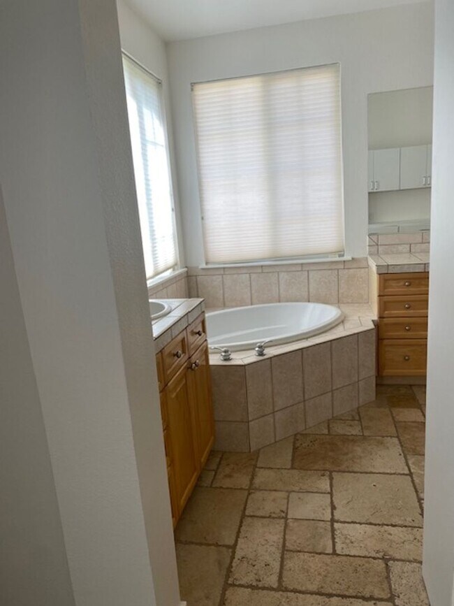 Building Photo - Sweet, perfect 10 located in Caughlin Ranc...