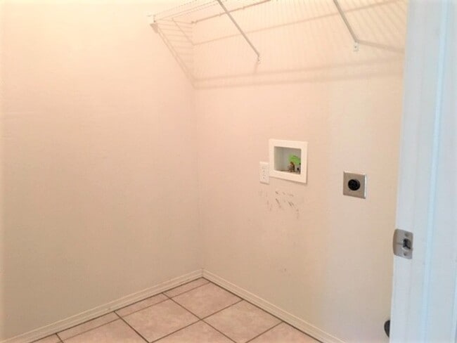 Building Photo - 9200 Snowberry Dr