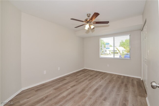 Building Photo - 6947 Roslyn Ct