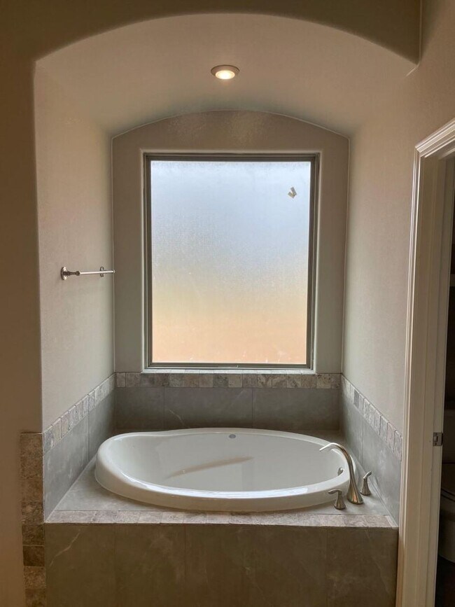 Building Photo - Newer Home in Grand Places