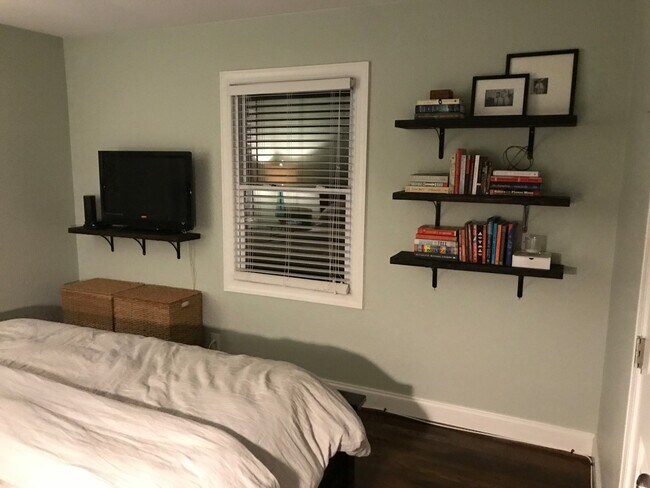 Building Photo - Charming Cottage in Sylvan Heights with Hardwood Floors, Granite Counter Tops, Fenced Yard, 2.5 M...