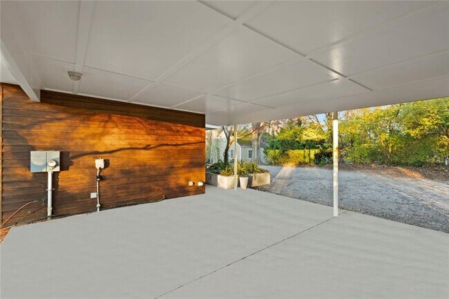 Building Photo - 935 Custer Ave SE