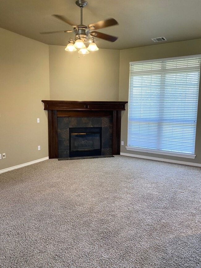 Building Photo - Beautiful Home in Southeast Moore with Storm Shelter!