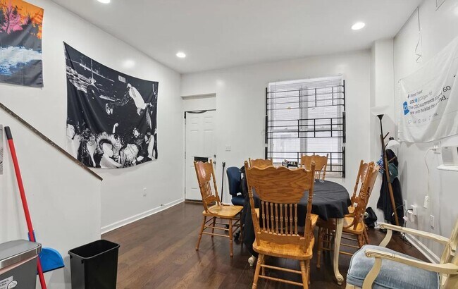 Building Photo - Stunning 6-Bedroom Townhome Near Temple University! Available August 2026!