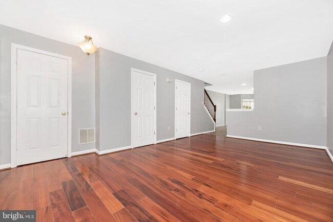 Building Photo - 618 Cawley Dr