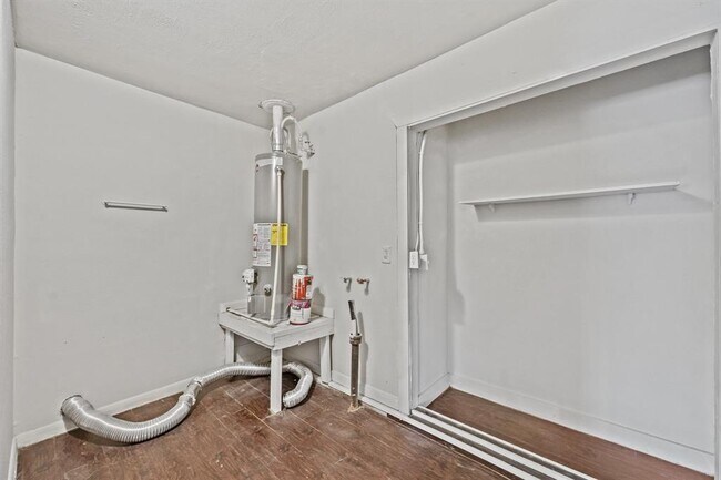 Building Photo - 9133 Woodlyn Rd