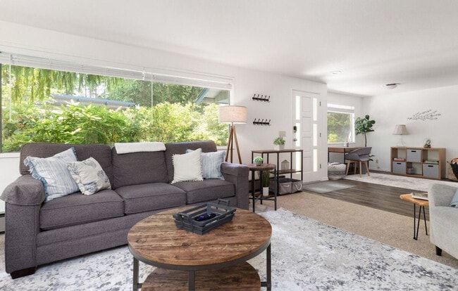 Building Photo - 804 N Main St