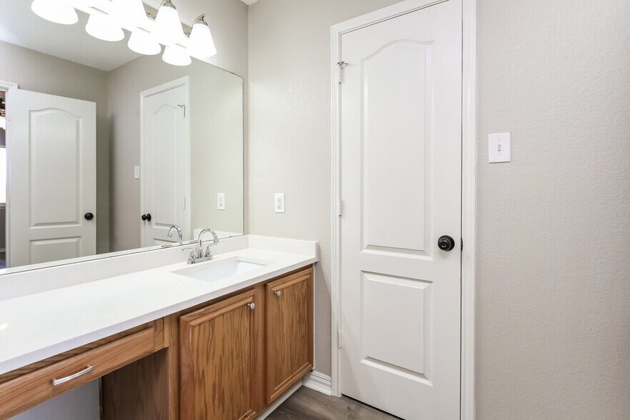 Building Photo - 5904 Heatherglen Terrace
