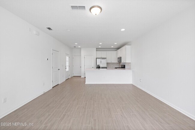 Building Photo - 180 Brandon Lks Dr
