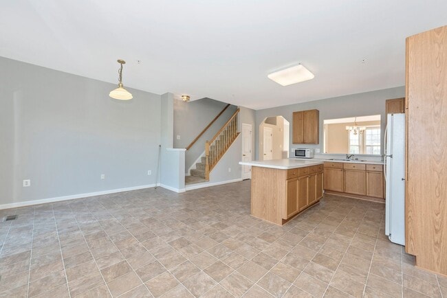 Building Photo - Fantastic Townhouse w/ Garage - Quick High...