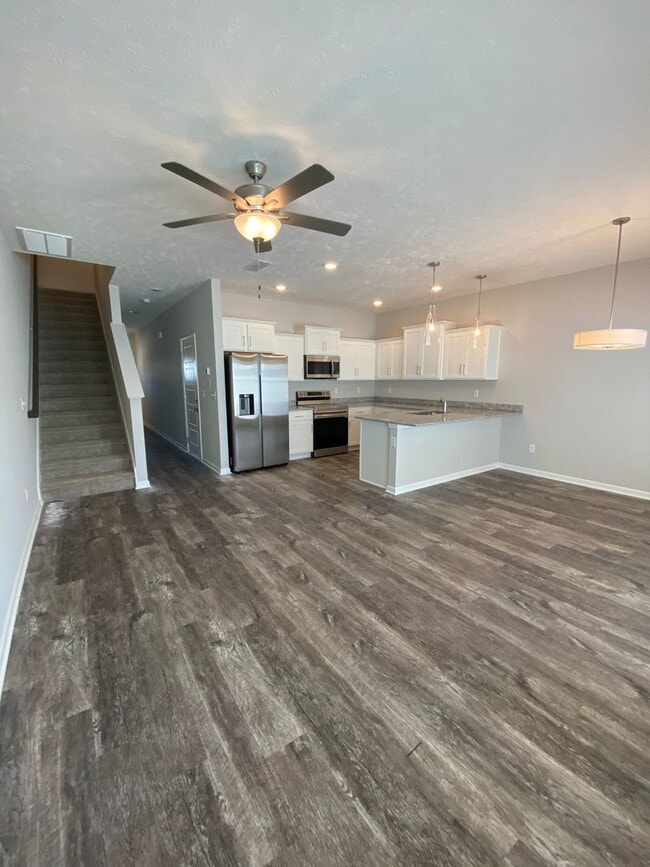 Building Photo - Like New Luxury Townhome! 3 BR, 2.5 BA, 1 Car Garage, Pool, Dog Park, and More!