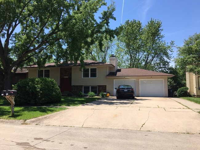 Building Photo - 1460 Eastview Dr