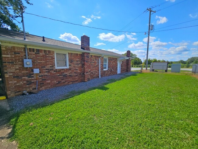Building Photo - 1198 Holly Springs Rd