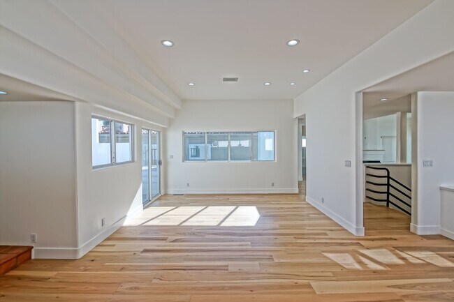Building Photo - Beautifully Remodeled, 4BR4.5BA Hill Section Home w/ Amazing Panoramic Ocean Views, 3 Decks, Atri...