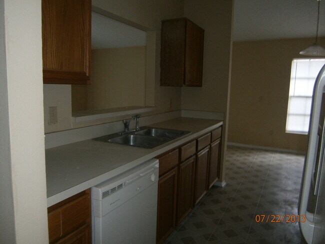 Building Photo - 3/2 Single Family Home with EXTRA Large Backyard
