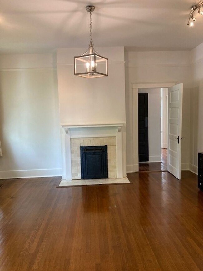 Building Photo - Lovely spacious 3 bedroom, 2 bath single family home!