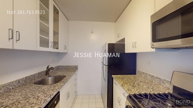 Building Photo - 247 W 87th St