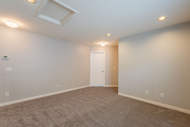 Building Photo - 1057 S Deerfield Ln