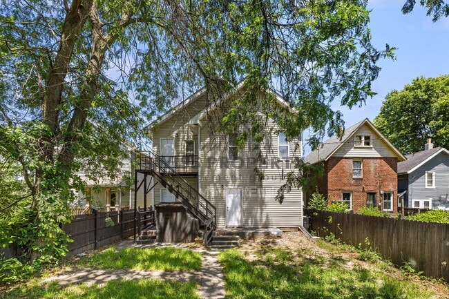 Building Photo - 1341 Mooberry St