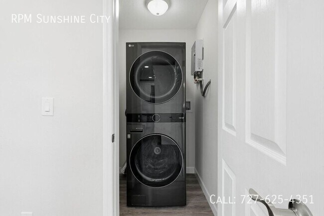 Building Photo - 1713 Valencia Dr E