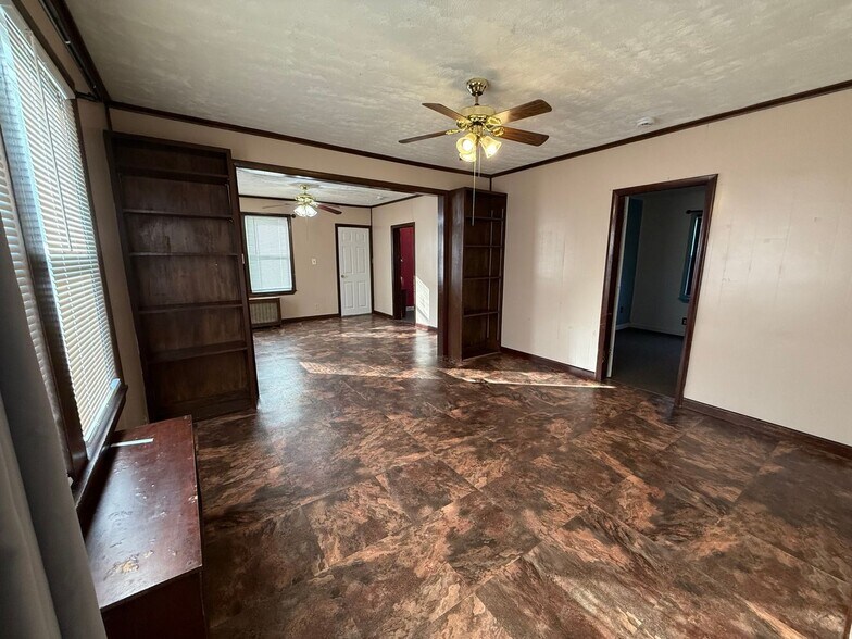 Building Photo - 621 Springfield St