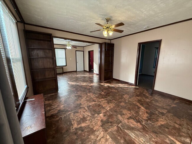 Building Photo - Spacious 3 bedroom 1 bathroom